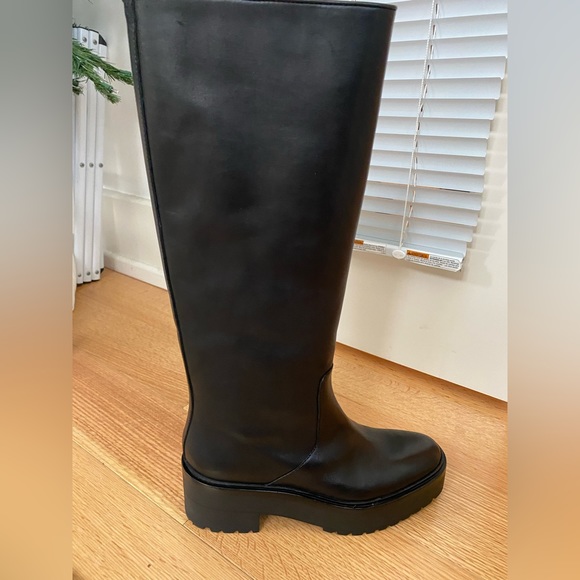 Unworn, still in box. Selling because too big and forgot to return - Picture 1 of 7